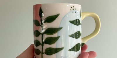 Keramikk kopp ferdig malt og brennet