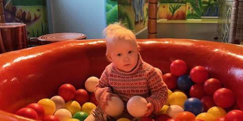 Barn som leker i ballbinge. (Foto privat)