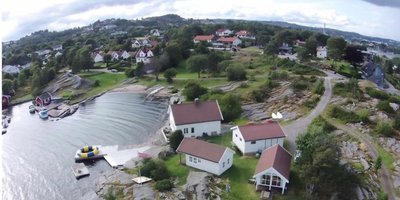 Hytter ved sjøen.