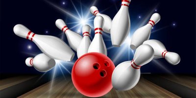 Bilde av bowlingkule som treffer kjegler på en bane