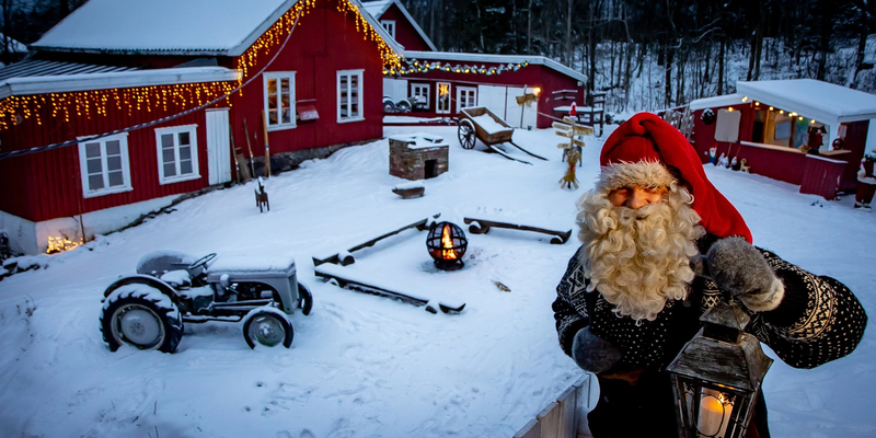 Bilde av Buggegården og en nisse.