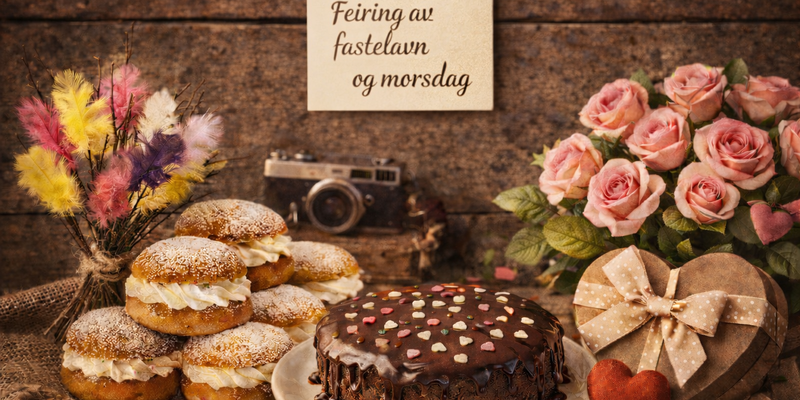 Bilde av sjokoladekake, hjerteformet gave eske, fastelavnsboller,  fastelavnsris og roser blomster, kamera, og  det står skrevet feiring av fastelavn og morsdag. (Dette bildet er generert av KI)