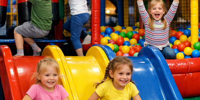 Bilde av barn som leker på lekeland (Dette bildet er generert av KI)