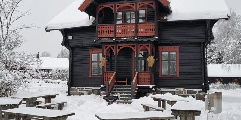 Bilde av hovedhuset på Sæteren gård