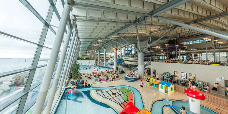 Bilde av svømmehall med sklier og lekebasseng