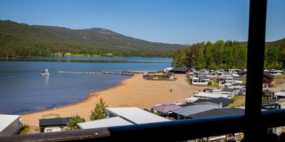 Bildet er et oversiktsbilde over Kilen Camping med strand og hytter/campingvogner
