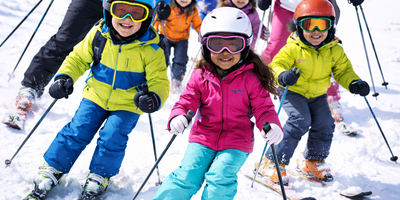 Mennesker som står på slalåm (Dette bildet er generert av KI)