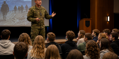 Militærmann som holder foredrag (Dette bildet er generert av KI)