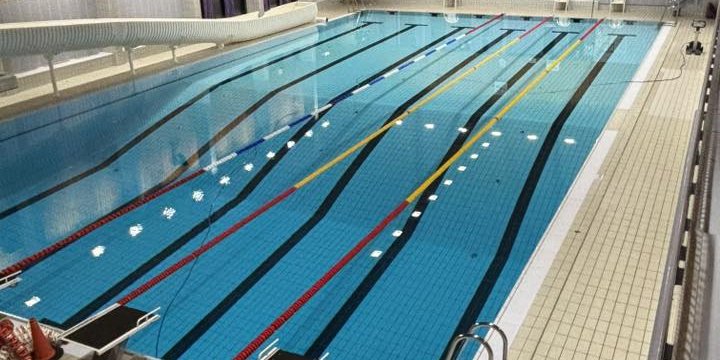 Bilde av et basseng og en sklie