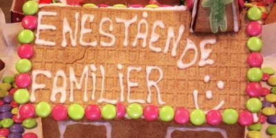 Bilde av pepperkaketak med logo enestående familier  pyntet med nonstop.