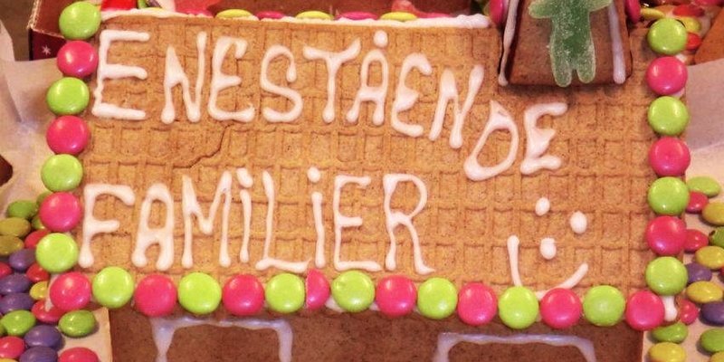 Bilde av pepperkaketak med logo enestående familier  pyntet med nonstop.