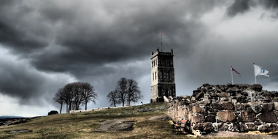 bilder av en slott på fjell, mørke skyer og trær.